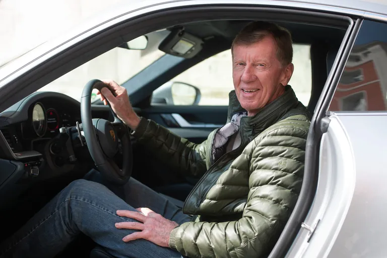 Rallye-Weltmeister Walter R&ouml;hrl sitzt am Lenkrad eines Porsches.