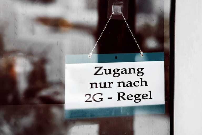 Schild an Glastür "Zugang nur nach 2G-Regel".