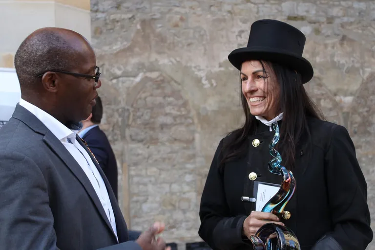 Preisübergabe an Schornsteinfegerin