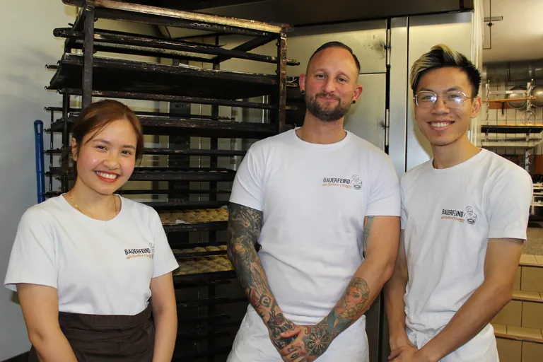 B&auml;ckermeister mit Azubis in der Backstube