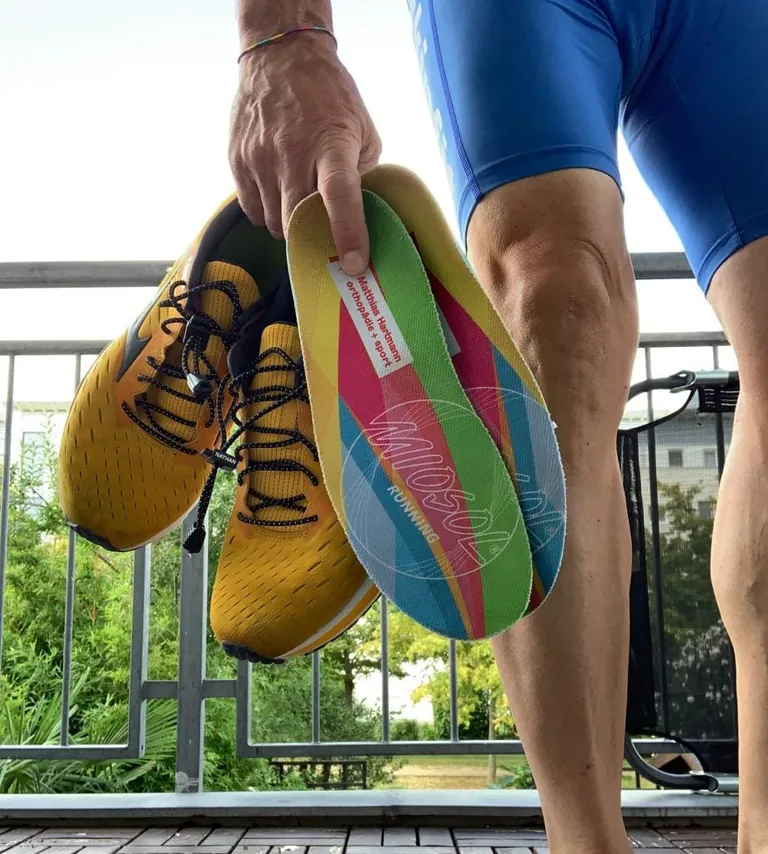 Athlet mit Schuhen und Einlagen
