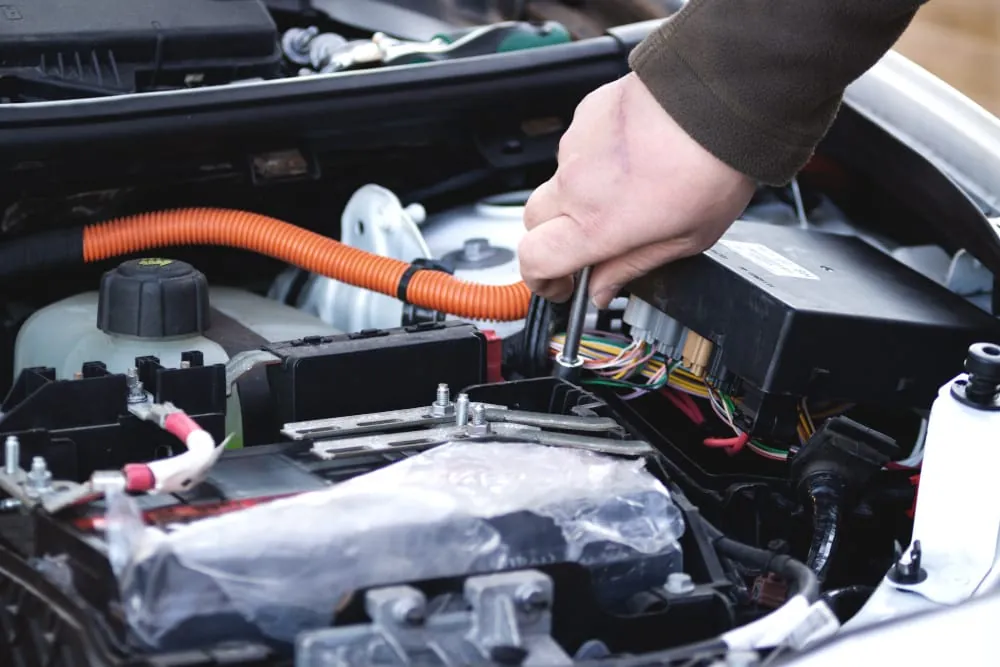 Azubis warten auf Elektroautos