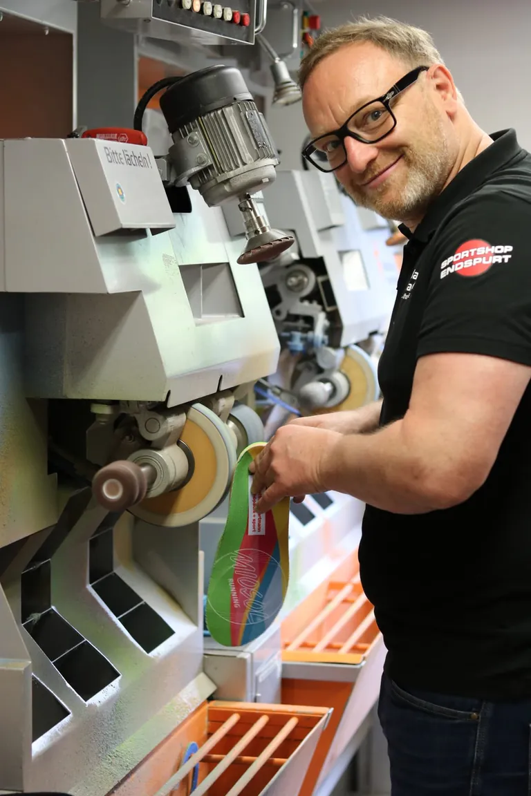 Handwerker fertigt Einlagen