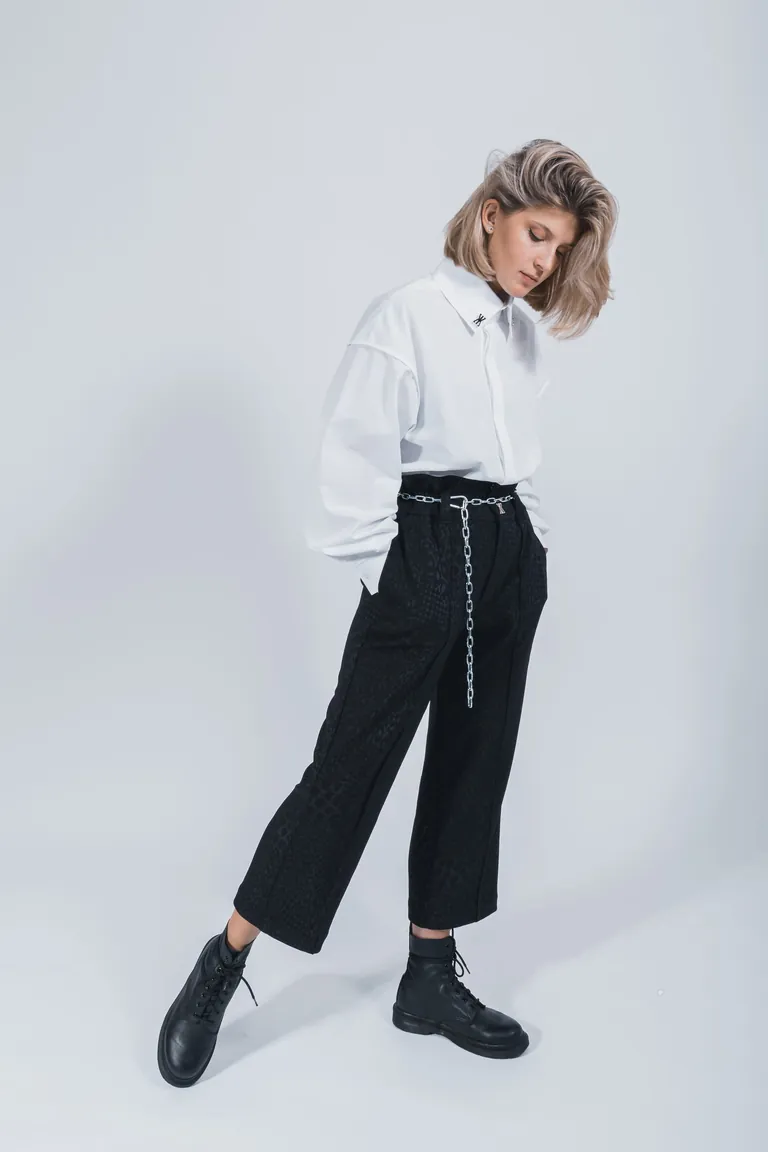 Model in Kollektions-Outfit