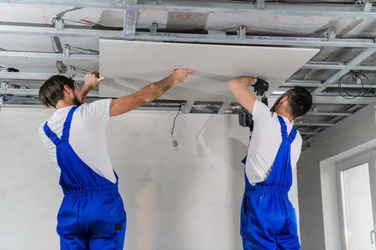 Gipskartonplatten beim Einbau