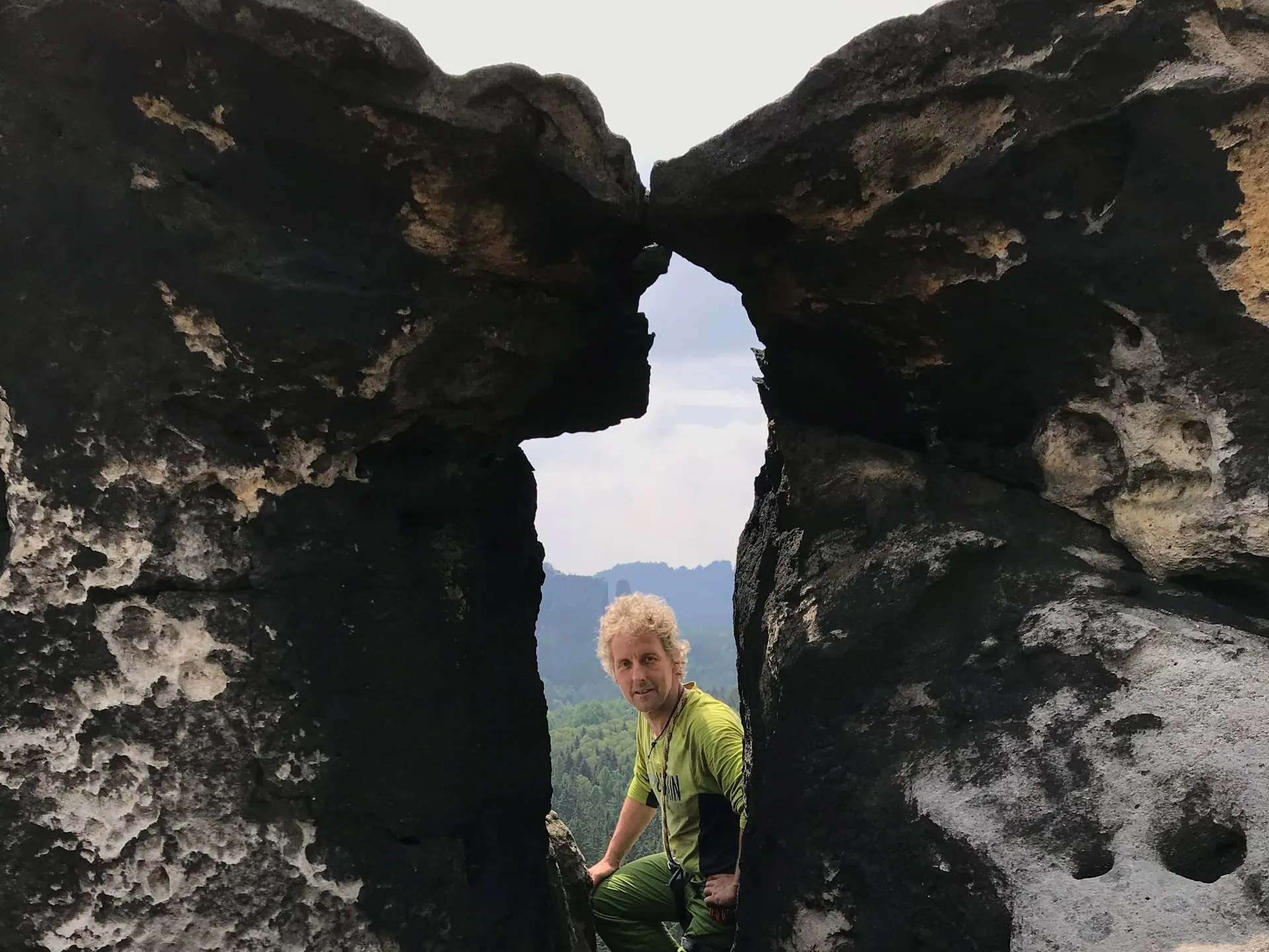 Kletterer in Felsspalte