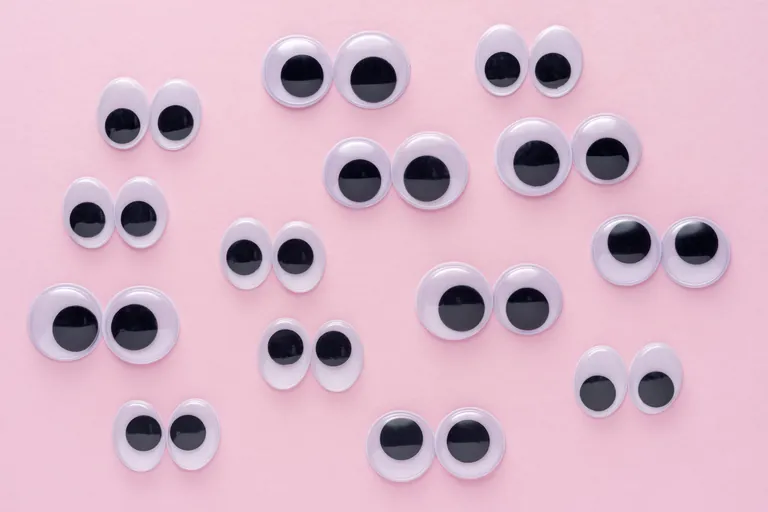 Spielzeugaugen auf rosa Hintergrund.