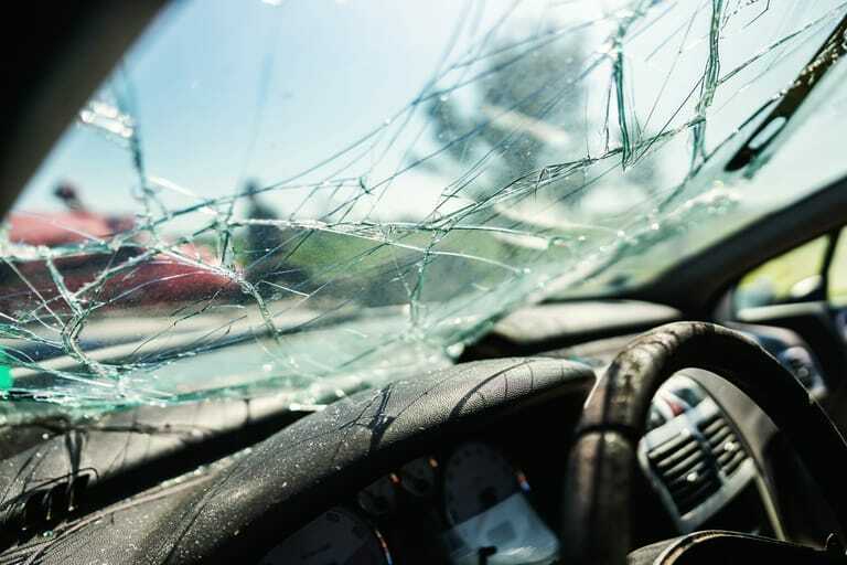 Nahaufnahme einer zerstörten Windschutzscheibe. Verkehrsunfall Auto,