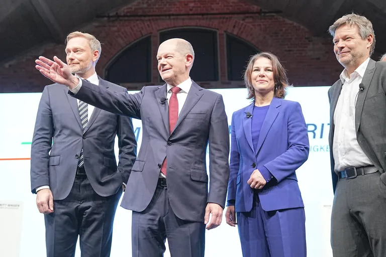 Christian Lindner (FDP), Olaf Scholz (SPD), Annalena Baerbock und Robert Habeck (Bündnis 90/Die Grünen).