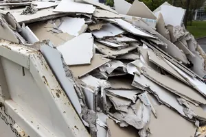 Gipskartonplatten im Baucontainer