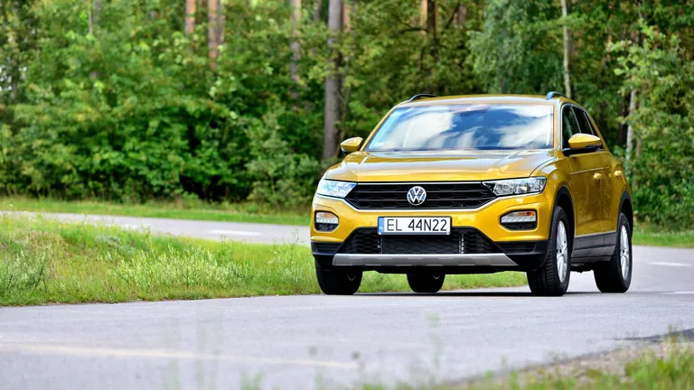 Volkswagen T-Roc auf Straße.