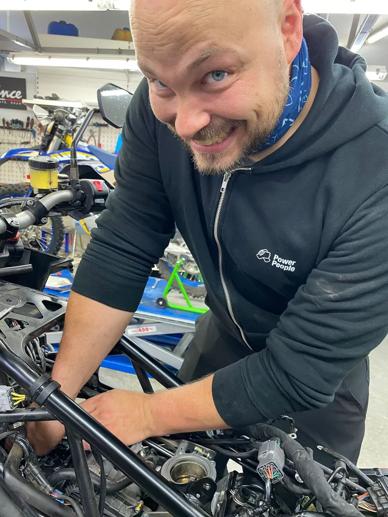 Zweiradmechaniker bei der Arbeit