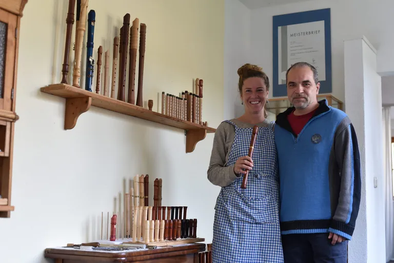 Sophie Schmid und Erik Jahn vor Blockfl&ouml;ten