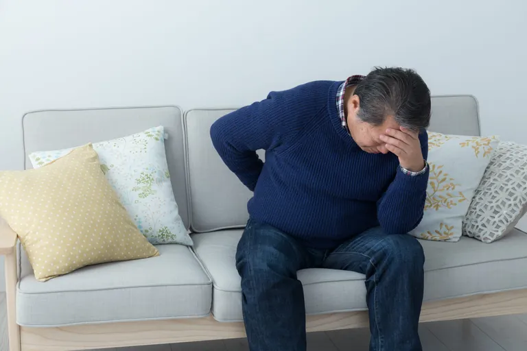 ersch&ouml;pfter Mann auf dem Sofa