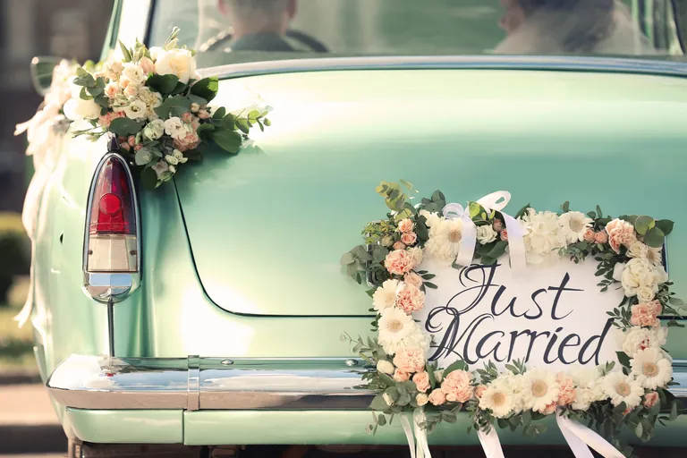 Hochzeitsauto mit Schild "just married"