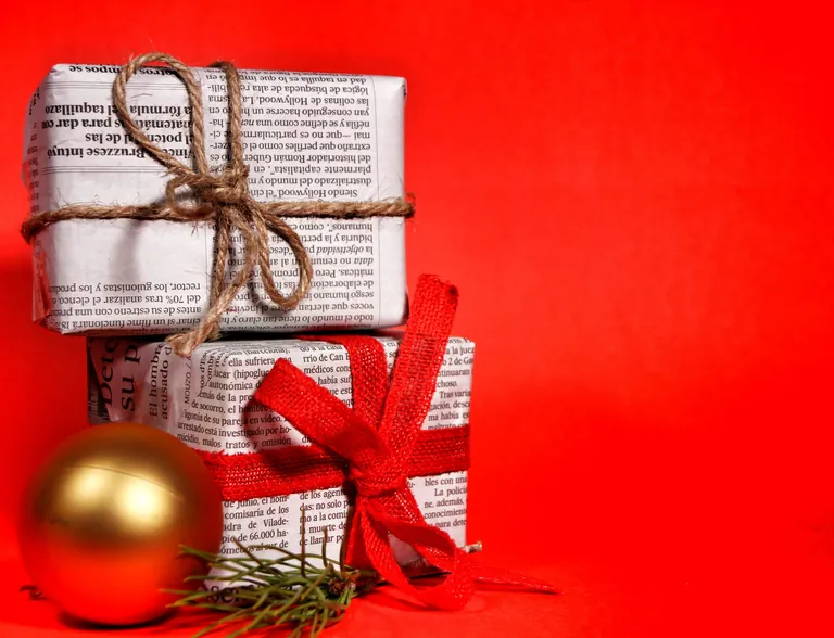 Geschenke in Zeitungspapier