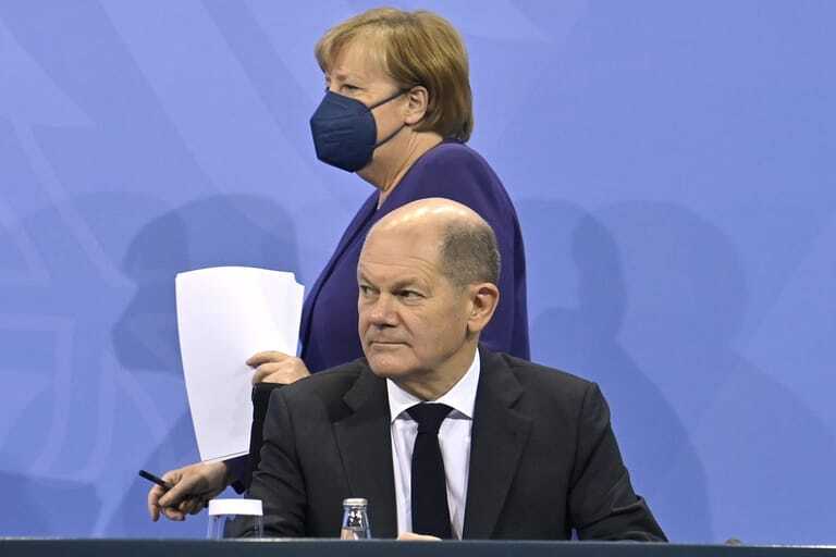 Olaf Scholz (Vordergrund) und Angela Merkel (Hintergrund) bei einer Pressekonferenz.