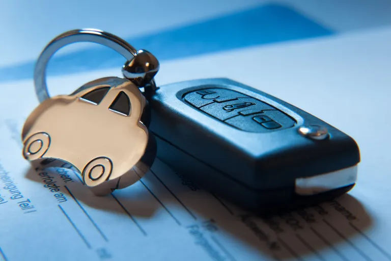 Fahrzeugschlüssel mit Anhänger.