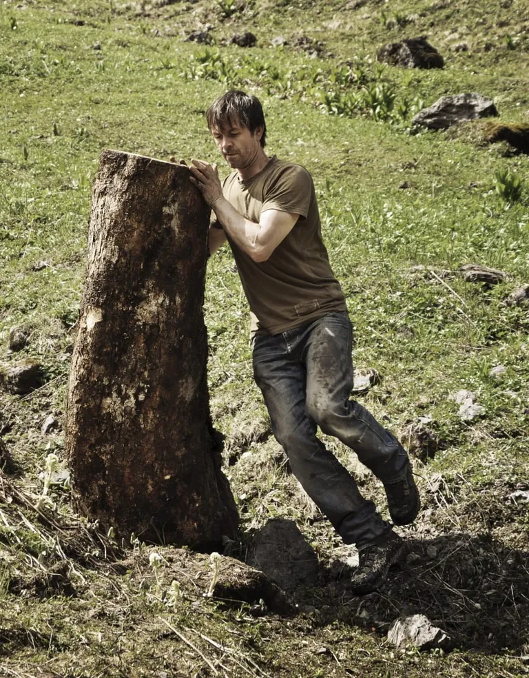 Christoph Finkel beim Bergen eines Baumstamms.