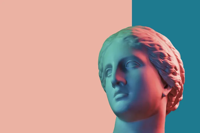 Kopf einer Statue, bunter Hintergrund.