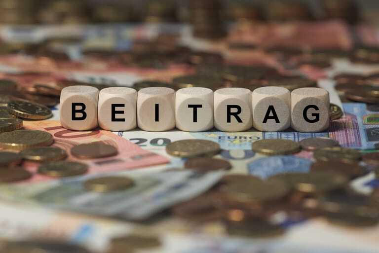 Das Wort Beitrag ist auf Würfel geschrieben.