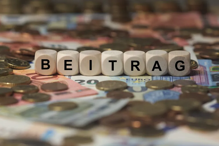 Das Wort Beitrag ist auf W&uuml;rfel geschrieben.