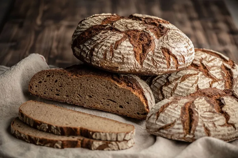 aufgeschnittenes Holzofenbrot