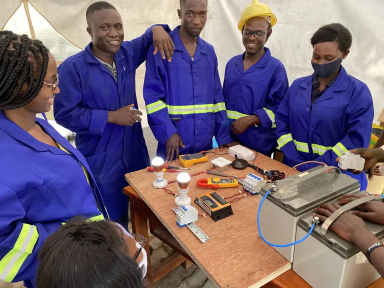 Mitarbeiter des Unternehmens Re-Power in Uganda bei Schulung. 