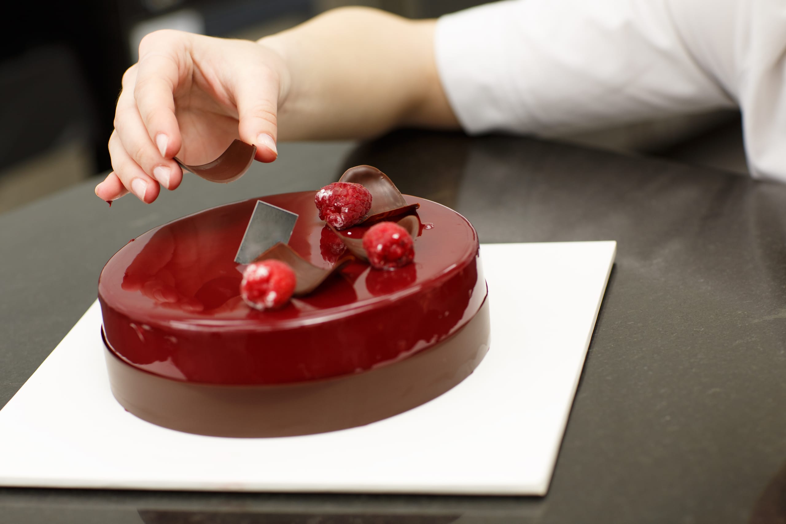 Konditorin bei der Arbeit