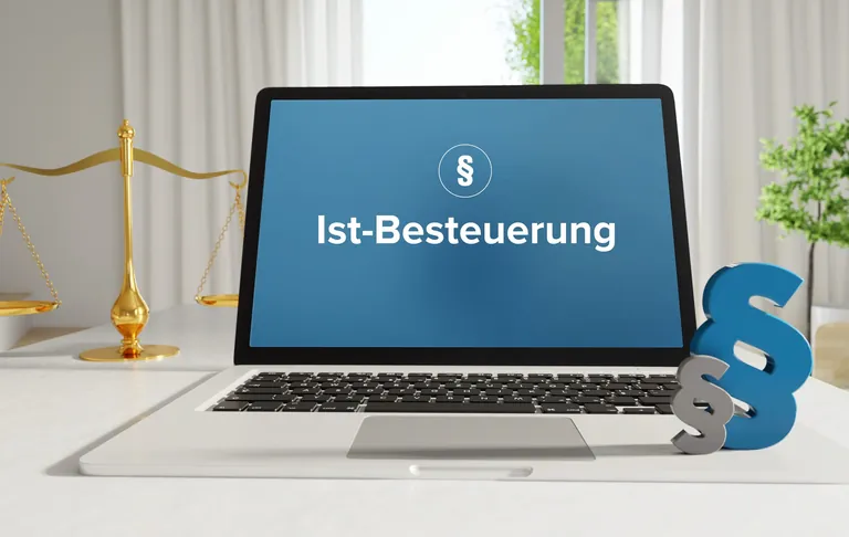 Ist-Besteuerung – Laptop im Büro mit Begriff auf dem Monitor. Paragraf und Waage.
