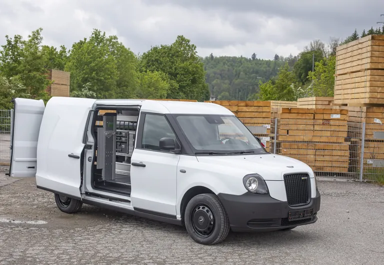 VN5 von LEVC mit Regalsystem von Bott.