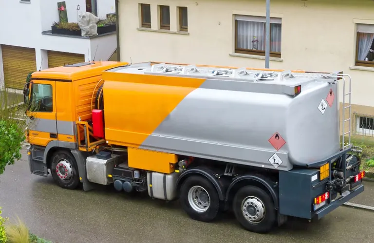 W&auml;rmewende: Heiz&ouml;l zu tanken, soll bald zur Vergangenheit geh&ouml;ren.