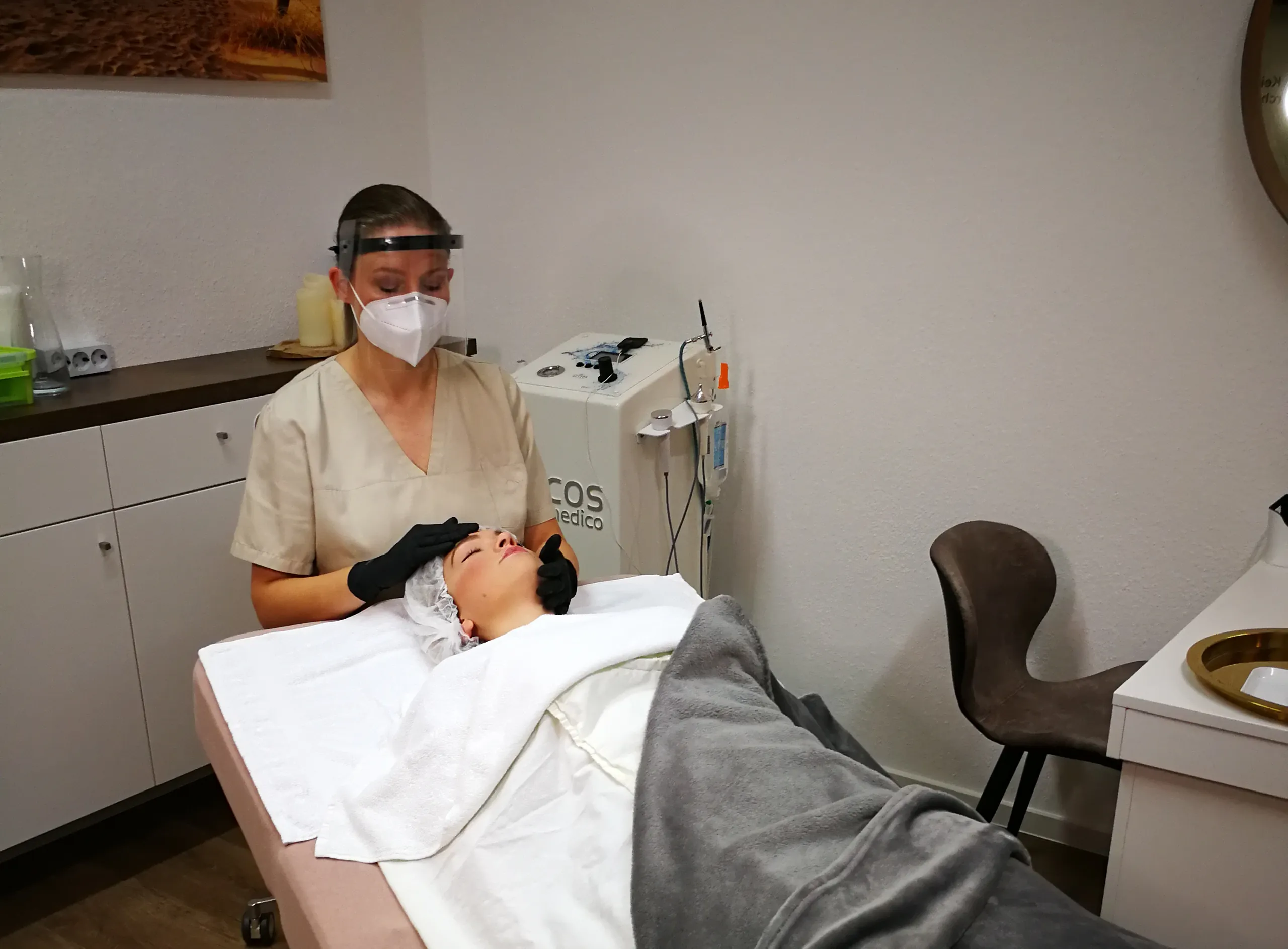 Friseure und Kosmetiker: Wenige Infektionen im Arbeitskontext