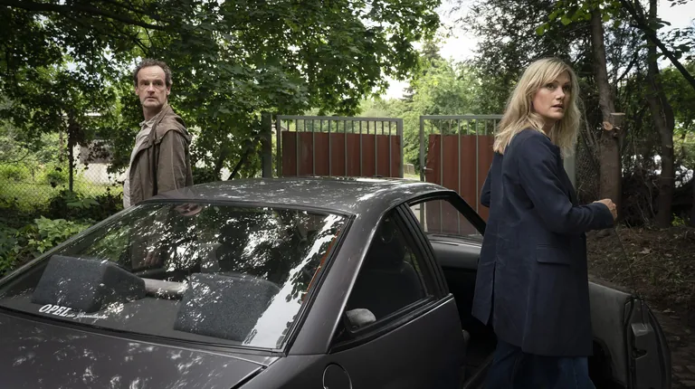 Kommissarin Martina B&ouml;nisch (Anna Schudt) und Kommissar Peter Faber (J&ouml;rg Hartmann) steigen aus Fabers Wagen aus