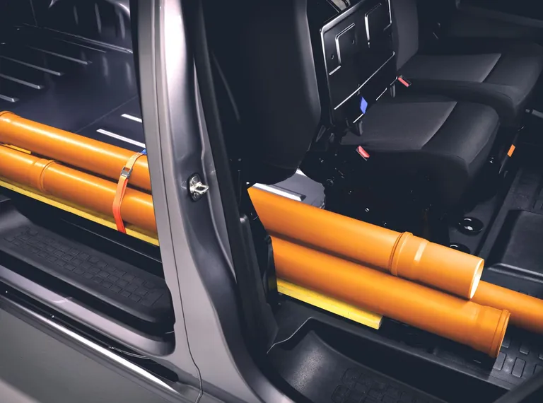 Durchladeklappe in der Trennwand