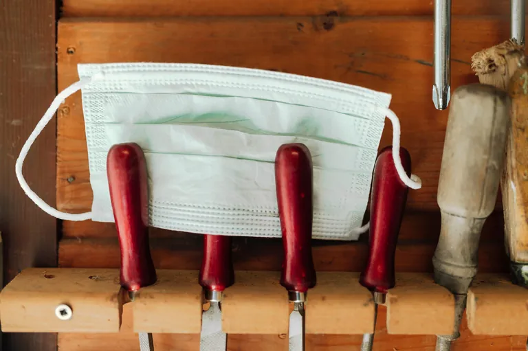 Maske und Werkzeuge.