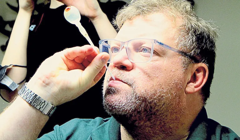 Glasbl&auml;ser bei der Arbeit