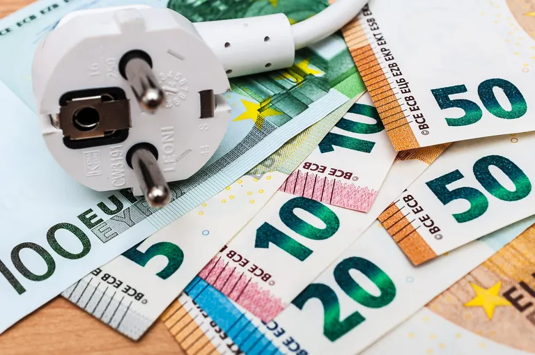 Geldscheine, Stecker, Stromkabel