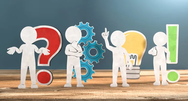 weiße Figuren, Zeichnung, Glühbirne, Fragezeichen, Zahnrad