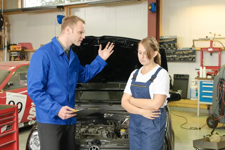 Kfz-Meister schimpft mit Azubi