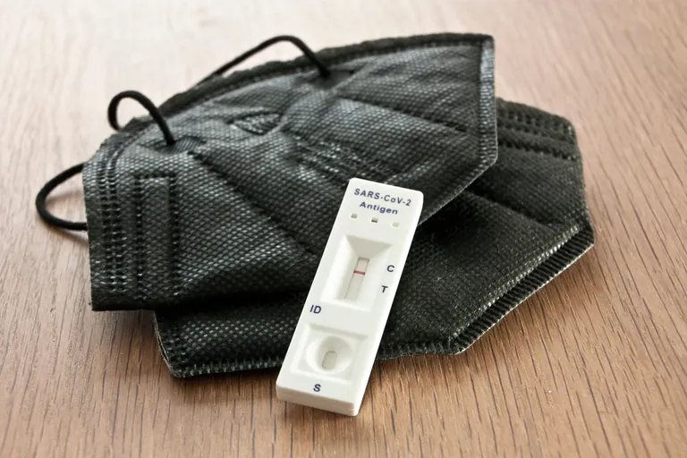 Masken und Tests auf einer Holzfl&auml;che