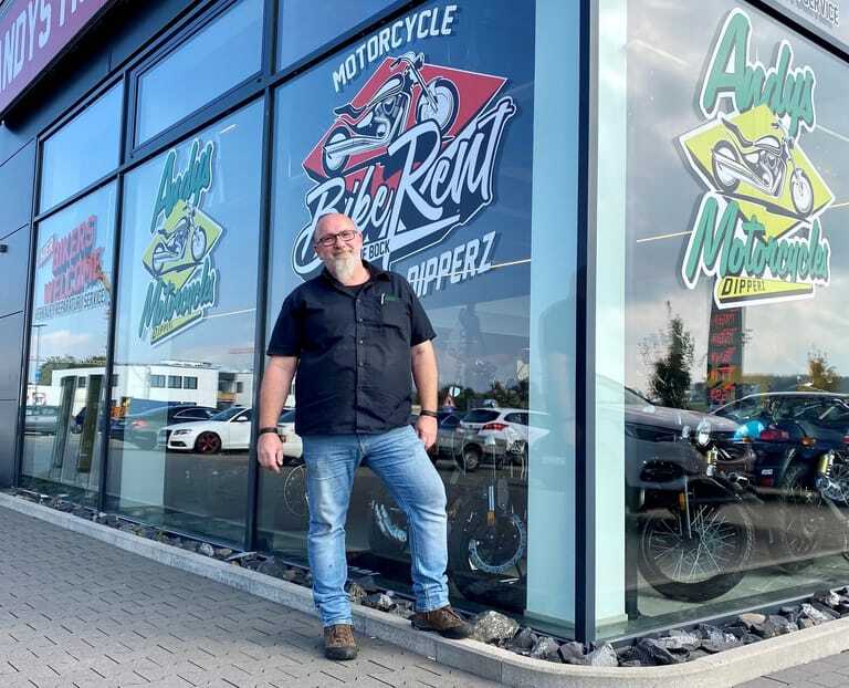 Andreas Koch vor seinem Motorrad-Geschäft
