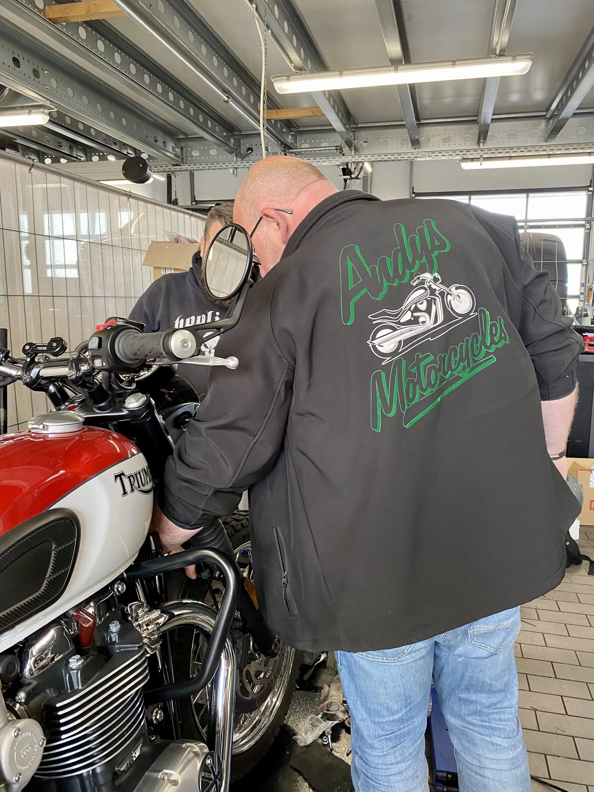 Andreas Koch bei der Arbeit an einem Motorrad