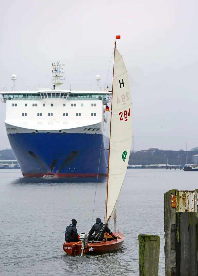 Begegnung mit gro&szlig;em Schiff auf der Trave