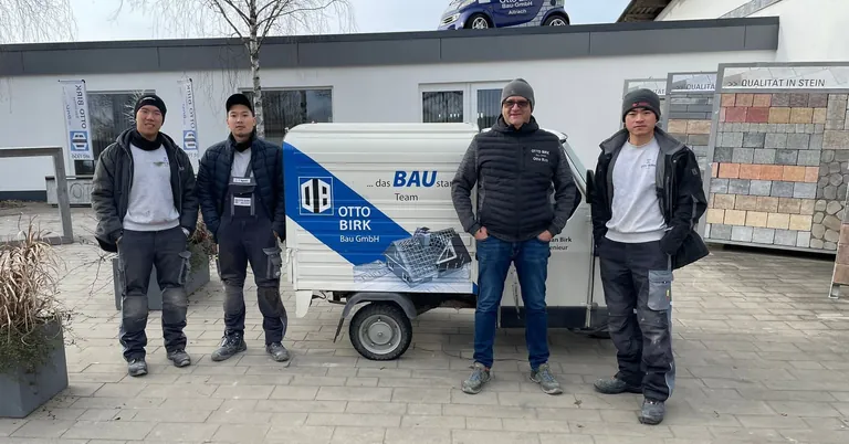 Betriebschef Birk mit Azubis aus Vietnam