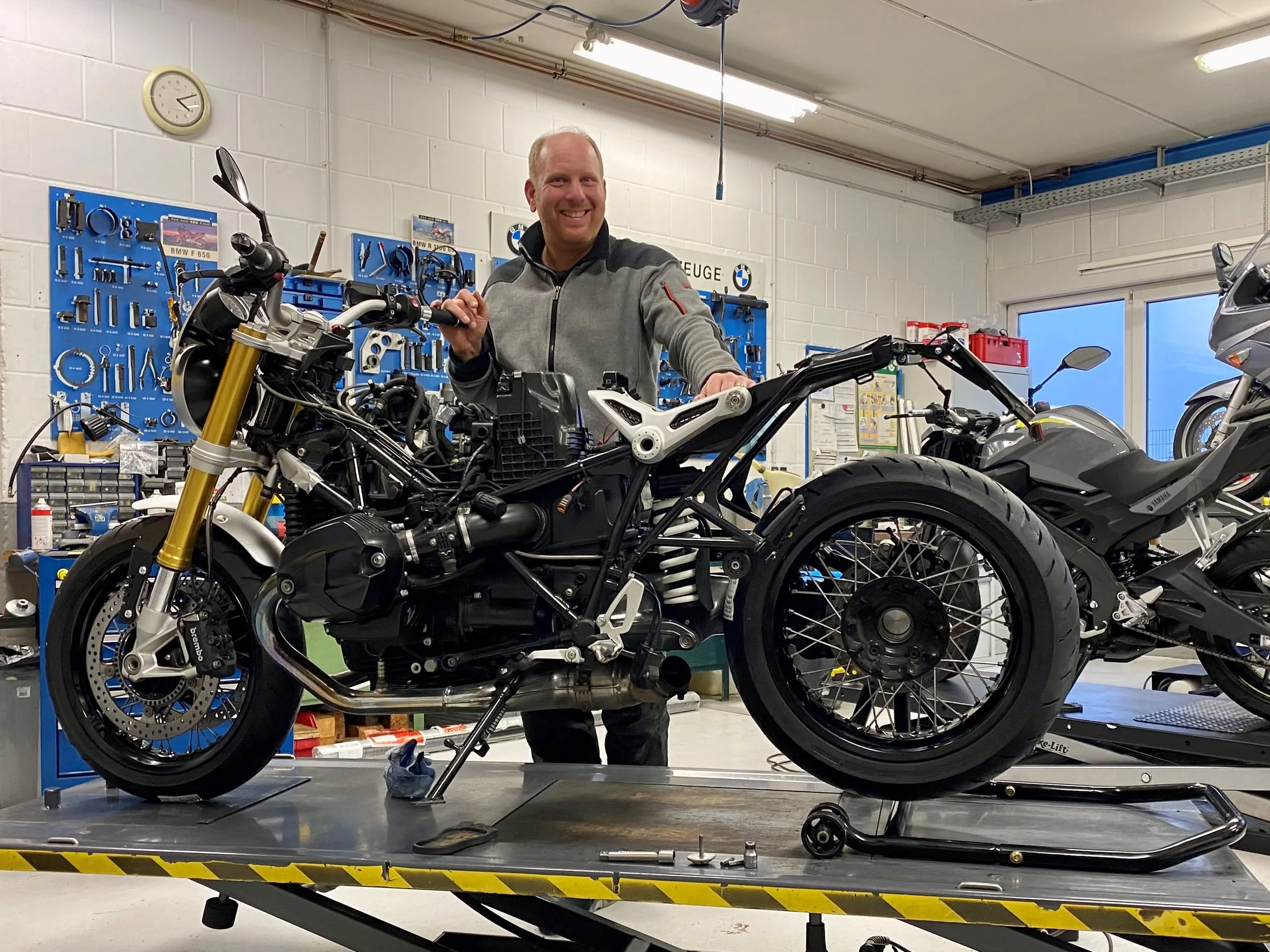 Tobias Heil hinter einem seiner Motorräder