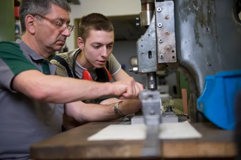 Azubi und Ausbilder bei der Arbeit