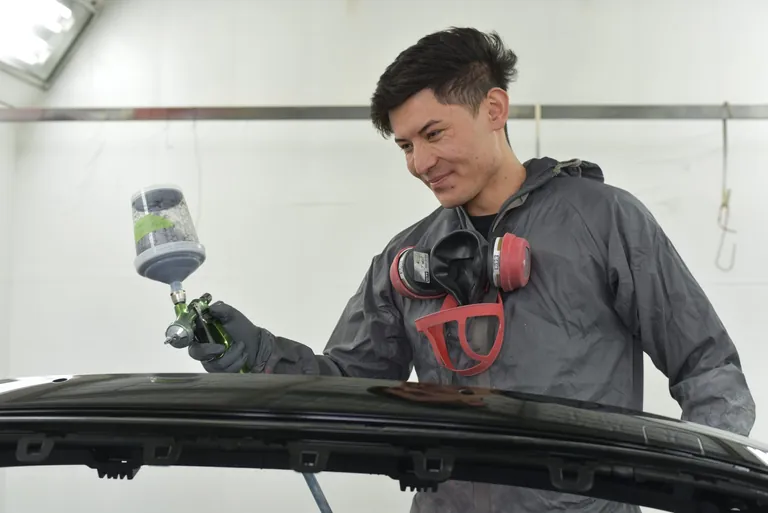 Fahrzeuglackierer bei der Arbeit