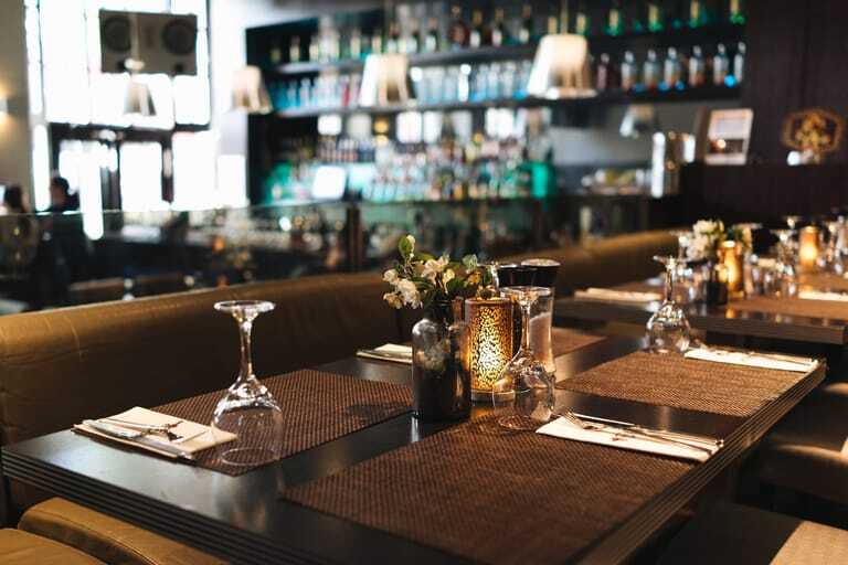 Restaurant, Gläser und Besteck auf Tischen