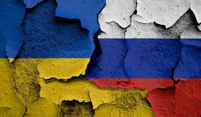 Ukrainische und russische Fahne auf einer Wand
